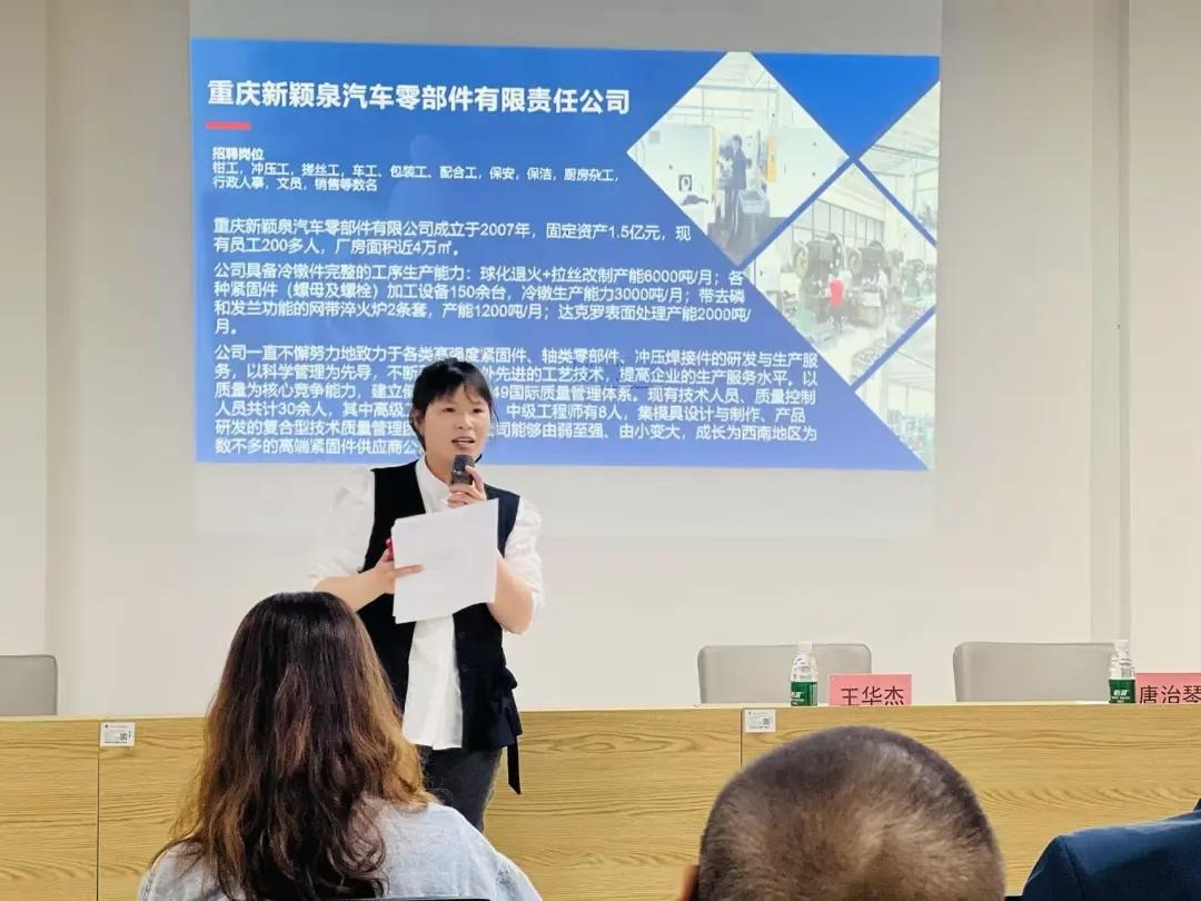 图为招聘活动现场